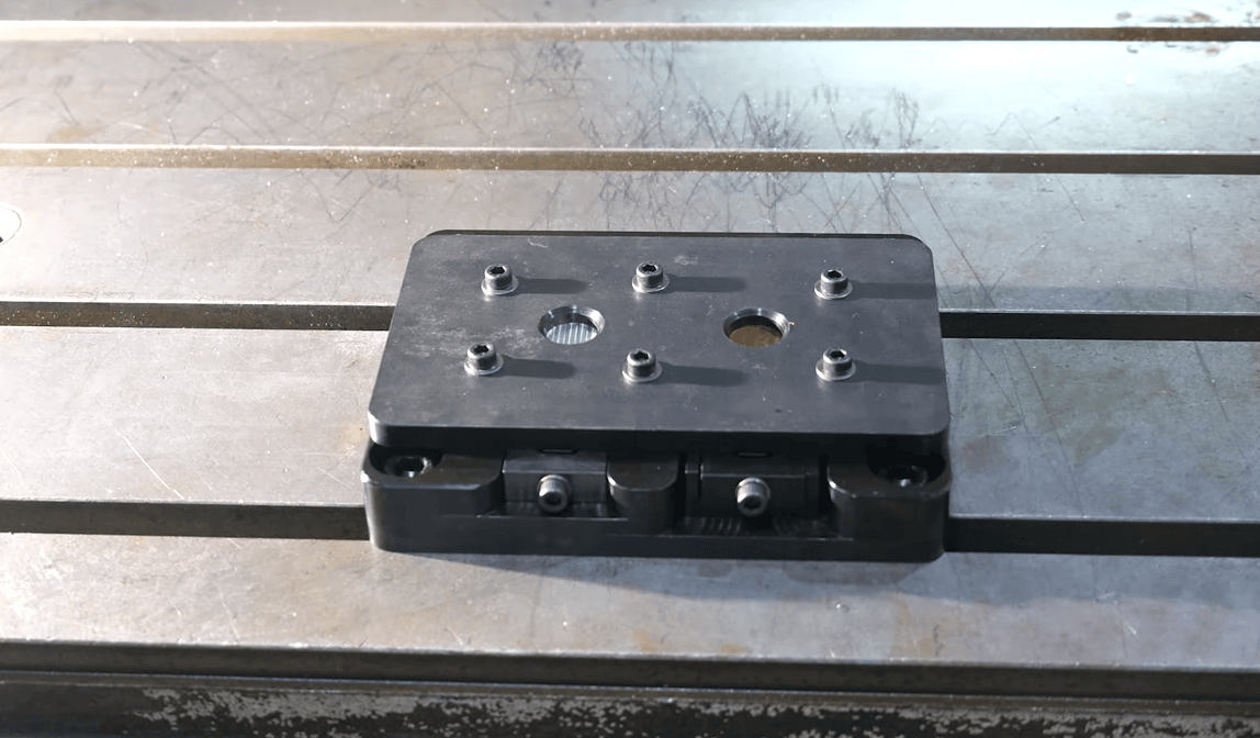 specific clamping system for bus bars