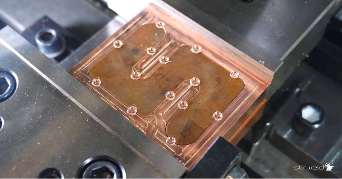 Primer plano de los puntos de fijación creados mediante FSW en una placa de refrigeración de cobre