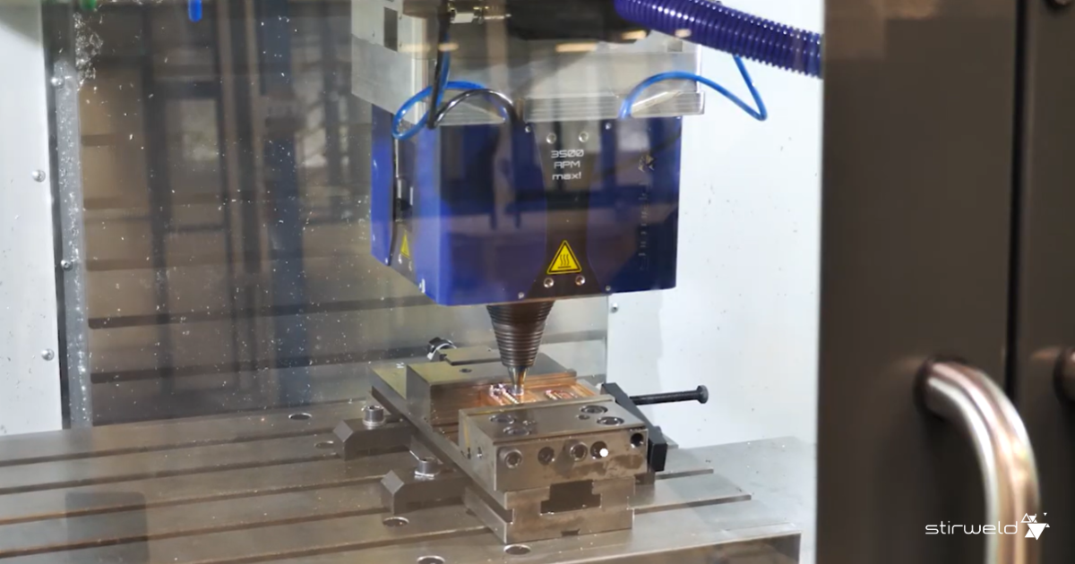 Cabezal FSW instalado en una máquina CNC que suelda una placa de refrigeración de cobre