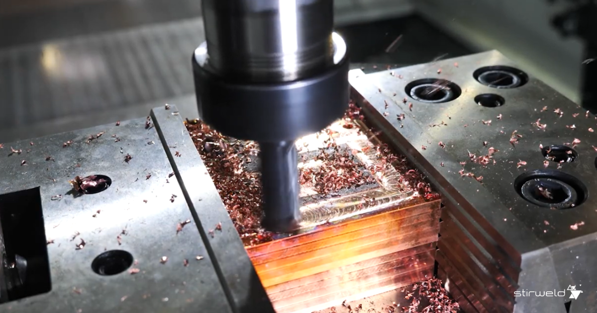 Operación de fresado CNC para eliminar el exceso de material tras el soldado por fricción-estiramiento (FSW) en una placa de refrigeración de cobre