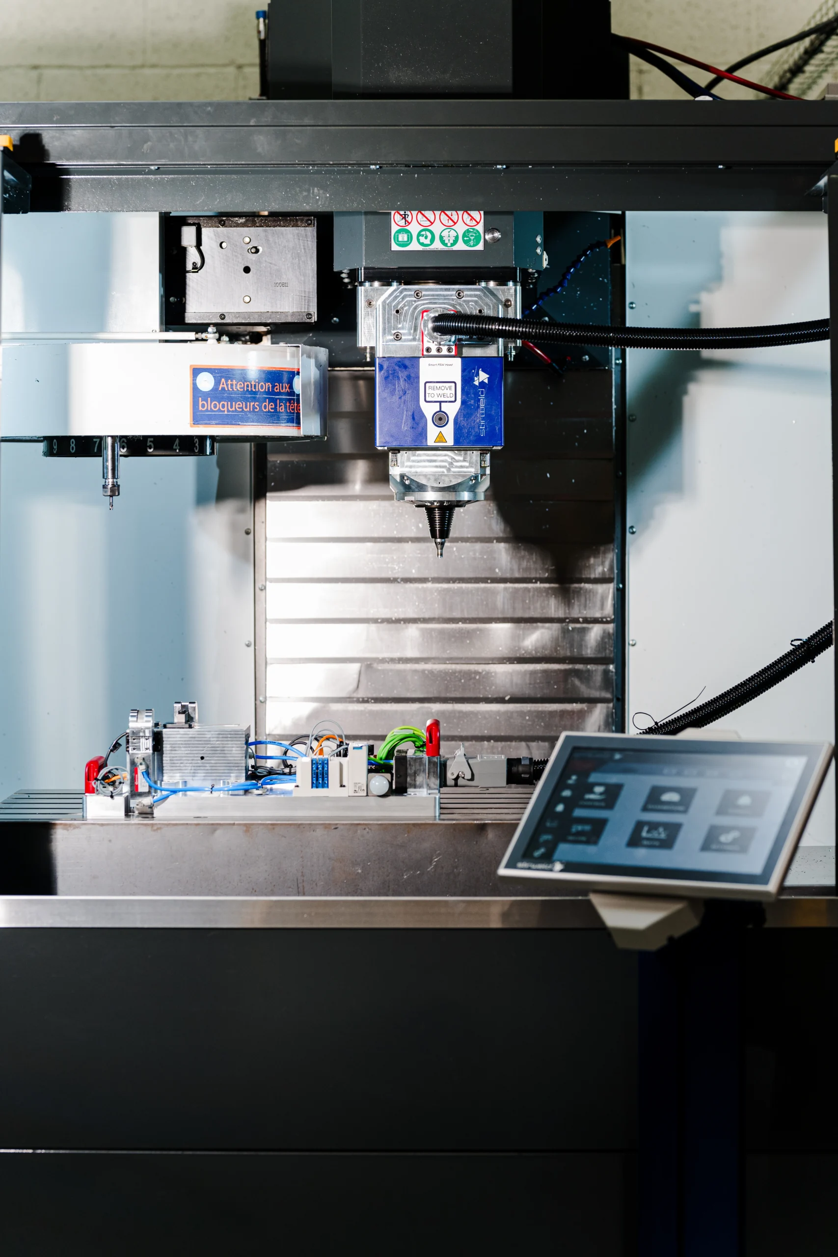 Équipement de pointe pour le soudage par friction-malaxage intégré à une machine à commande numérique
